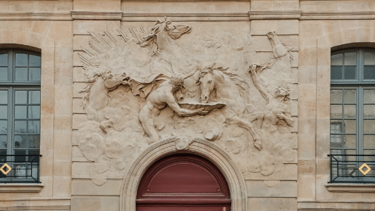 Centre d'Etudes Picasso - Façade chevaux du soleil