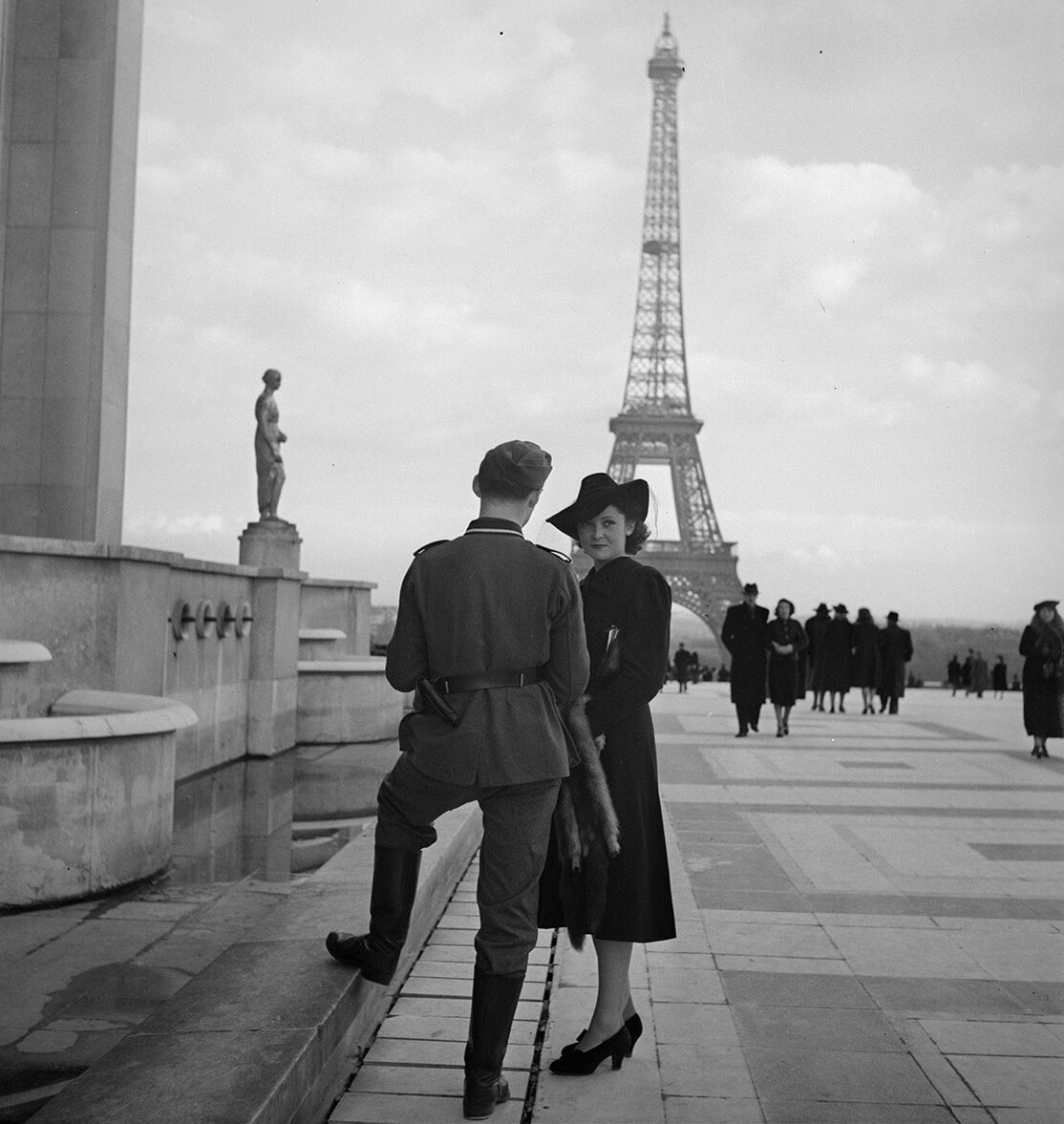 Rencontre au Trocadéro, Paris, 1941. Collections Carnavalet et Centre Pompidou.