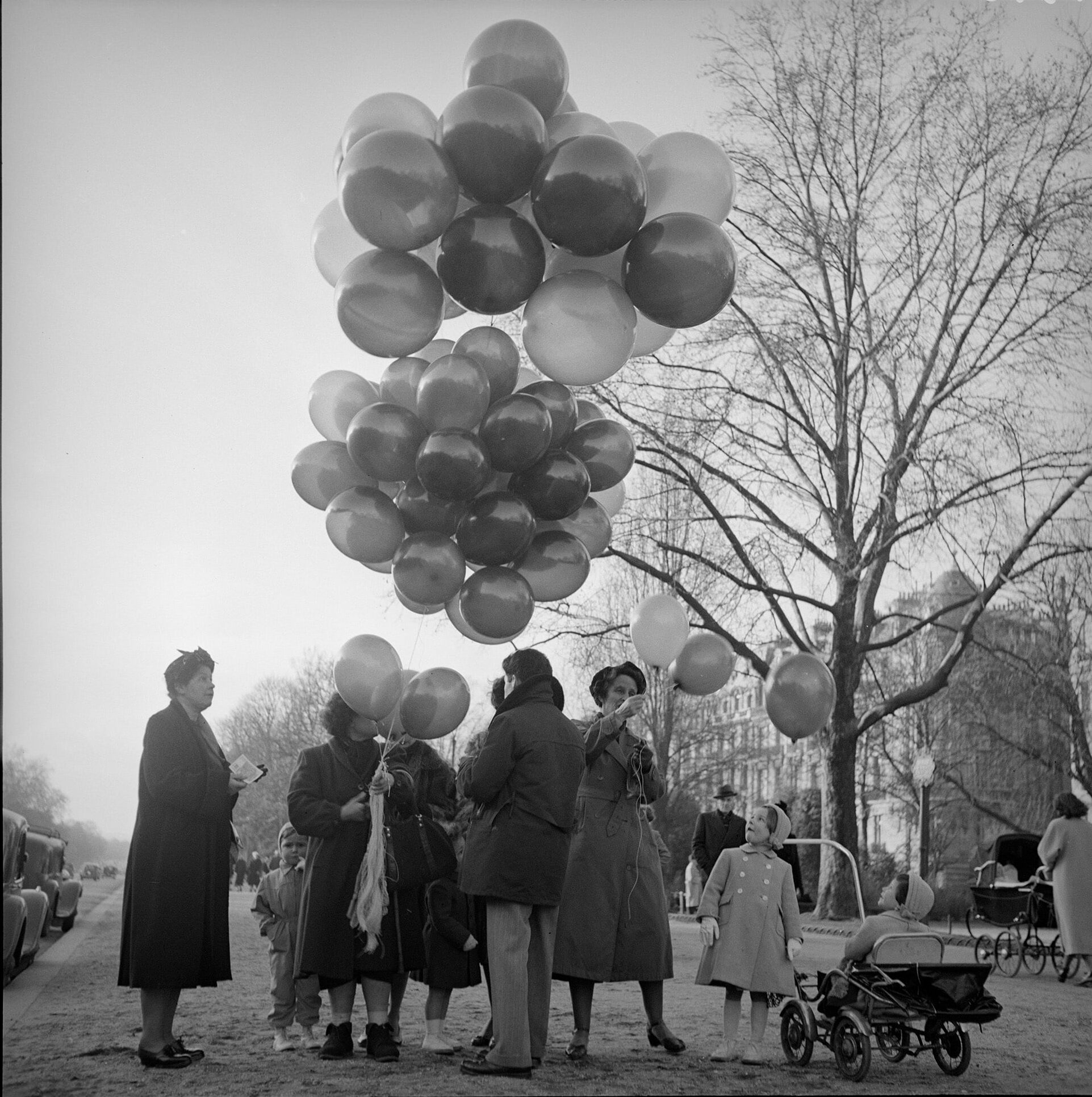 La marchande de ballons, avenue Foch, Paris, vers 1935. Collection Romano.