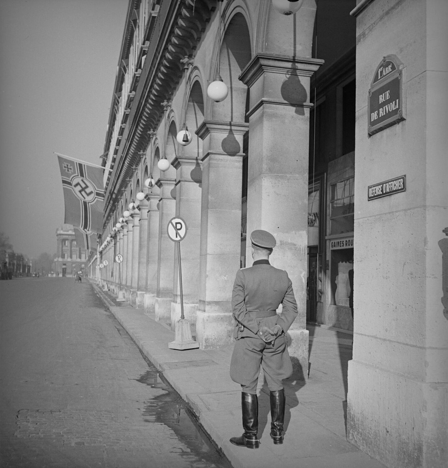 Rue de Rivoli devant l'hôtel Meurice, Paris, 1941. Collection Carnavalet.