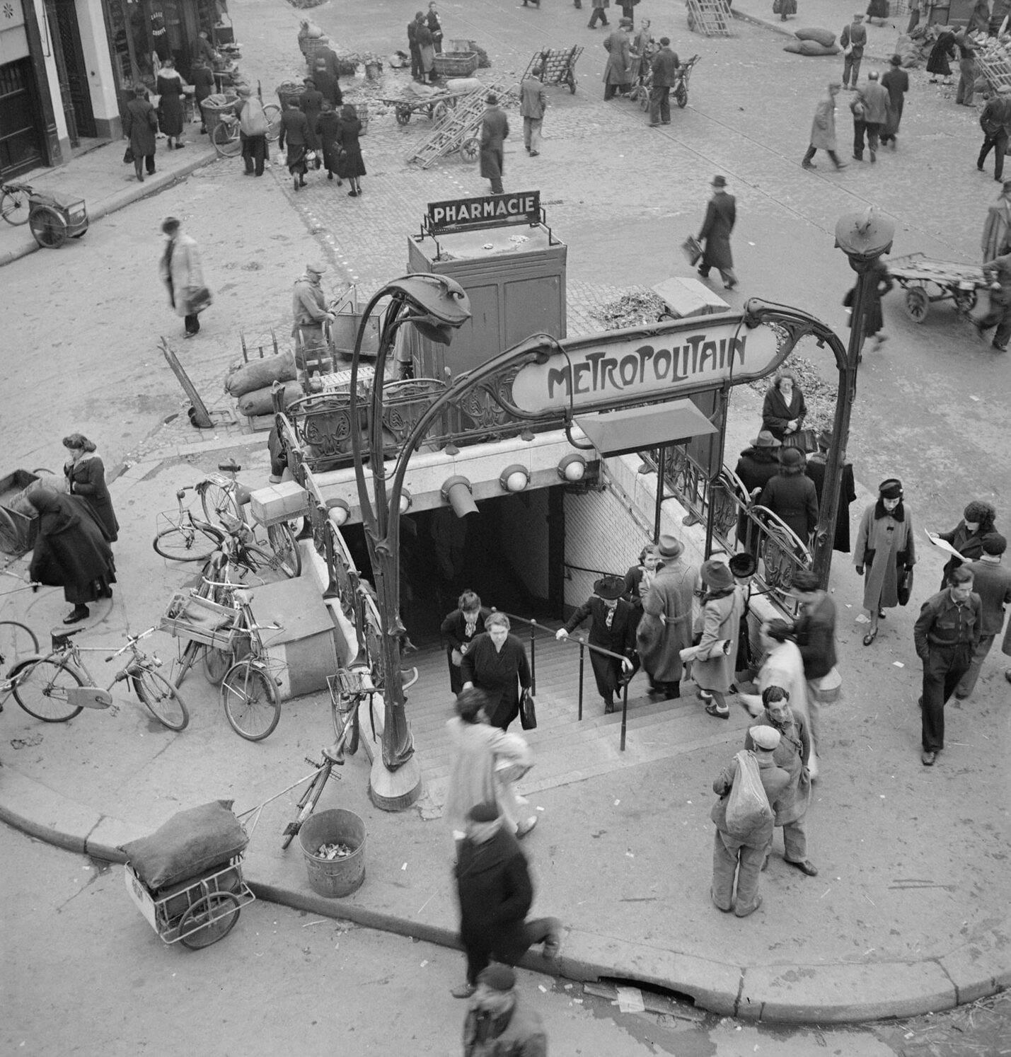 Sortie du métropolitain, Paris, 1942.